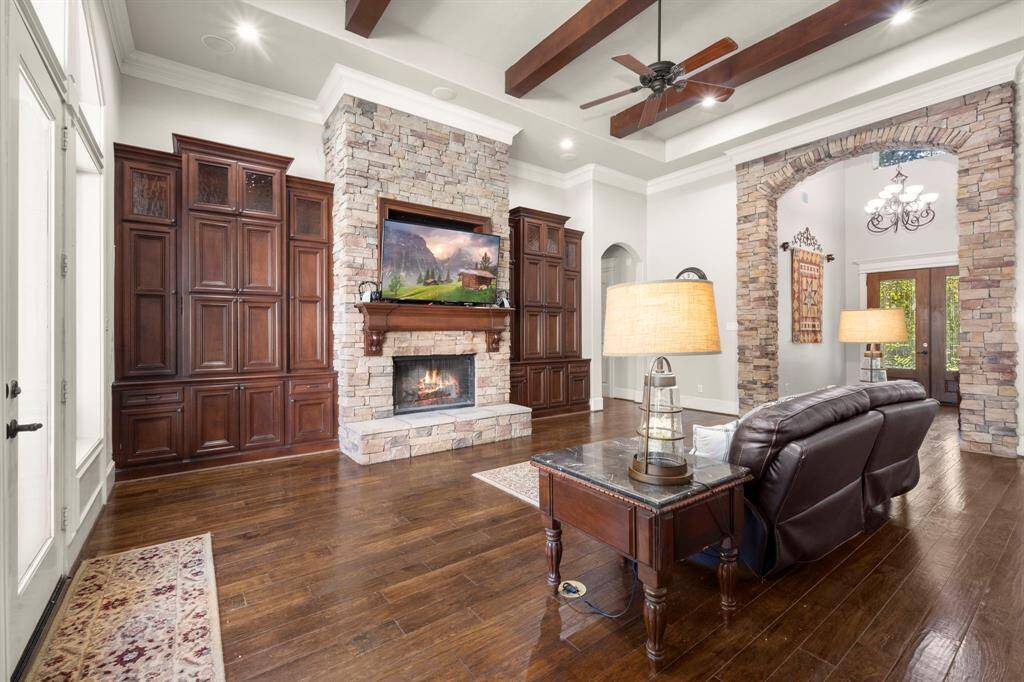 Wood flooring and double floor plugs allow for varied furniture placement.