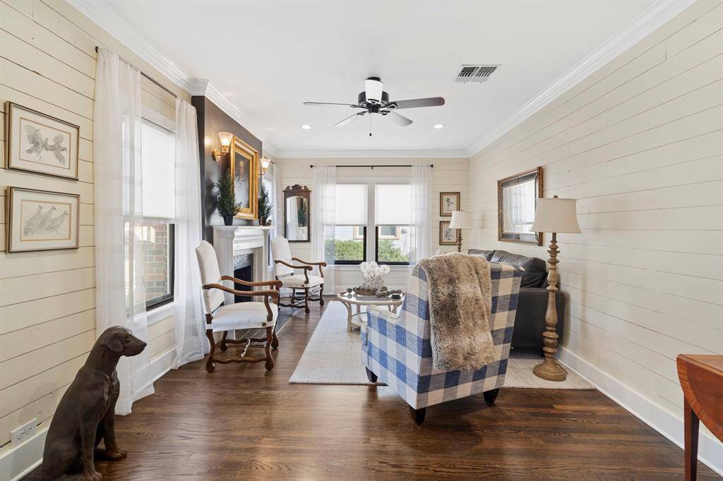 Energy-efficient Low-E windows and insulated shiplap walls.