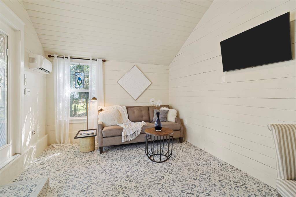 ADORABLE STUDIO with private entrance features high ceiling and kitchenette – perfect for home office, workout space, garden room, or music studio.