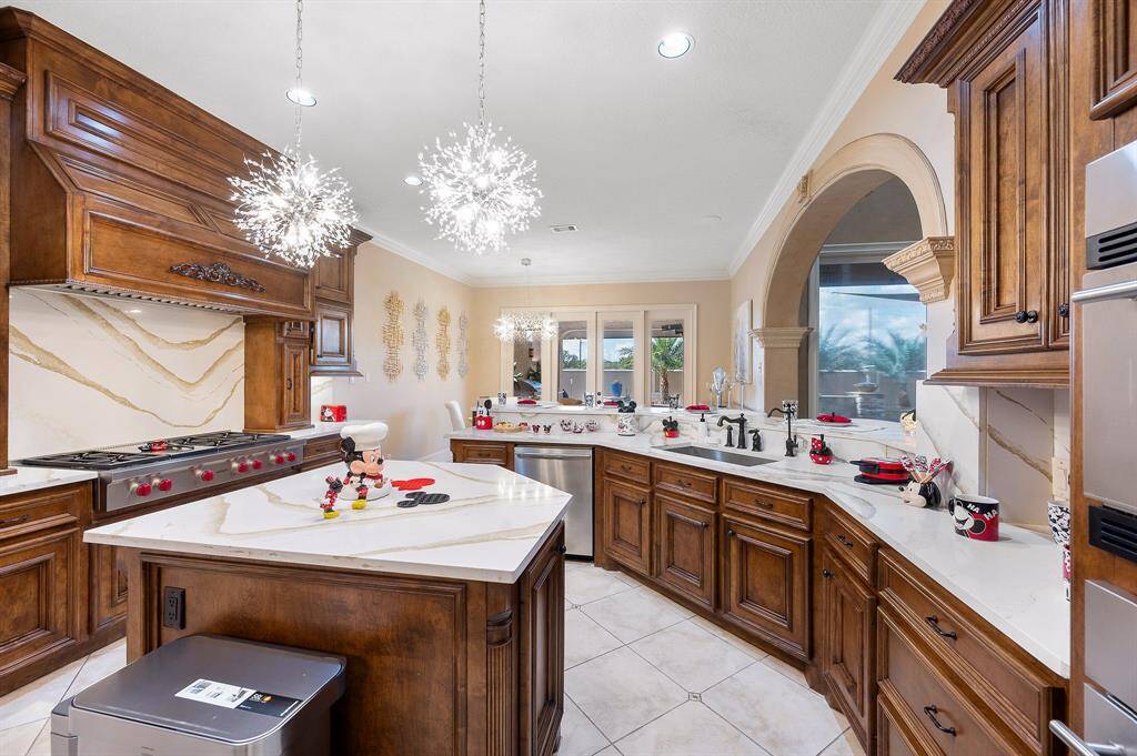 Beautiful open Kitchen with quartz counter