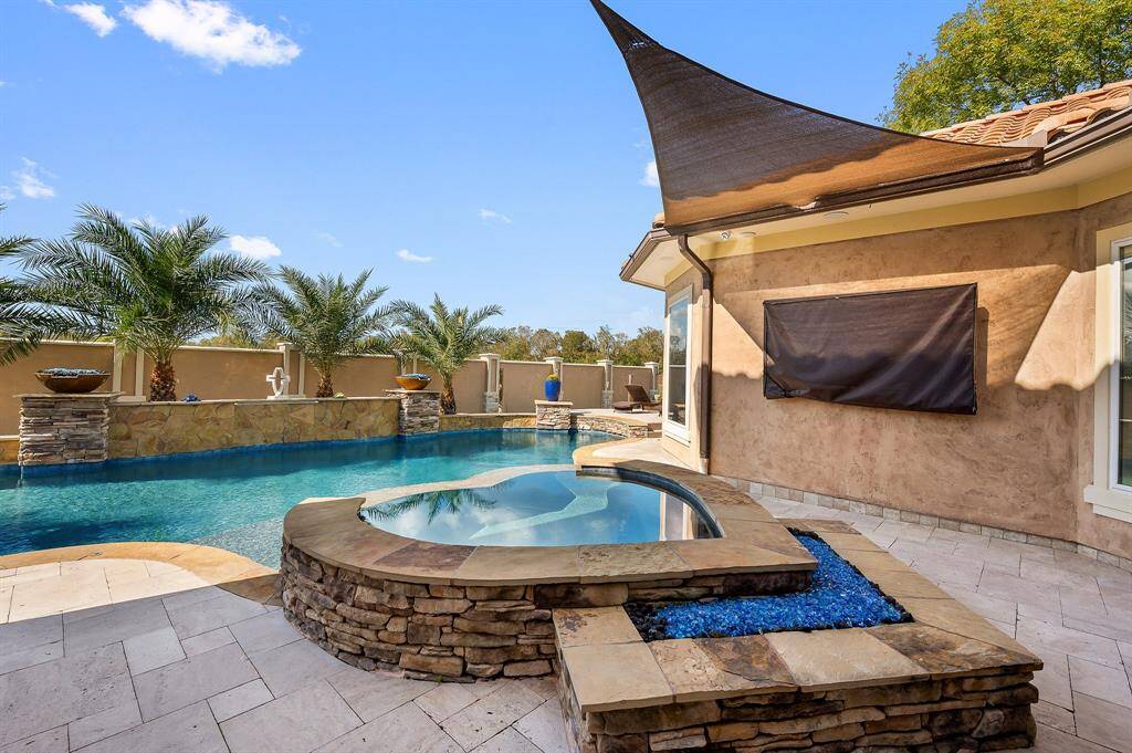 Beautiful back yard with Heart design jacuzzi