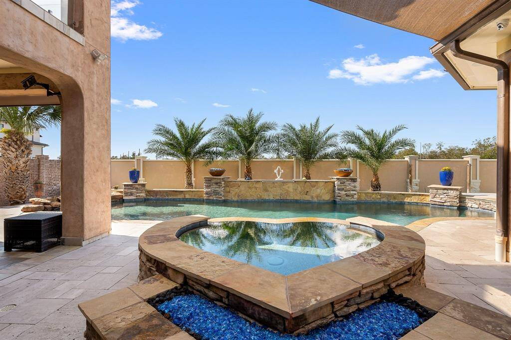 beautiful view to the pool