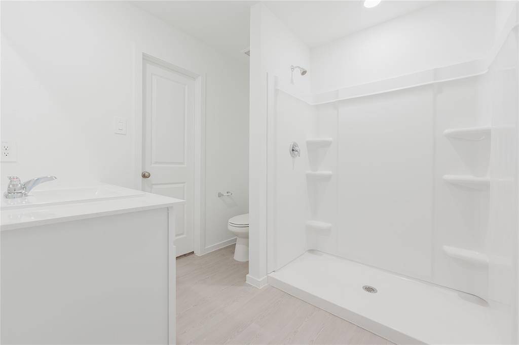 MAIN ROOM BATHROOM