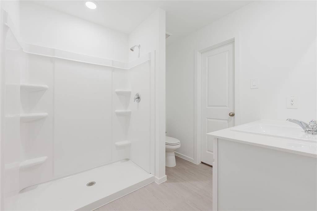 MAIN ROOM BATHROOM