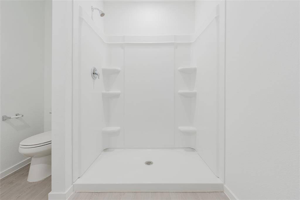 MAIN ROOM BATHROOM