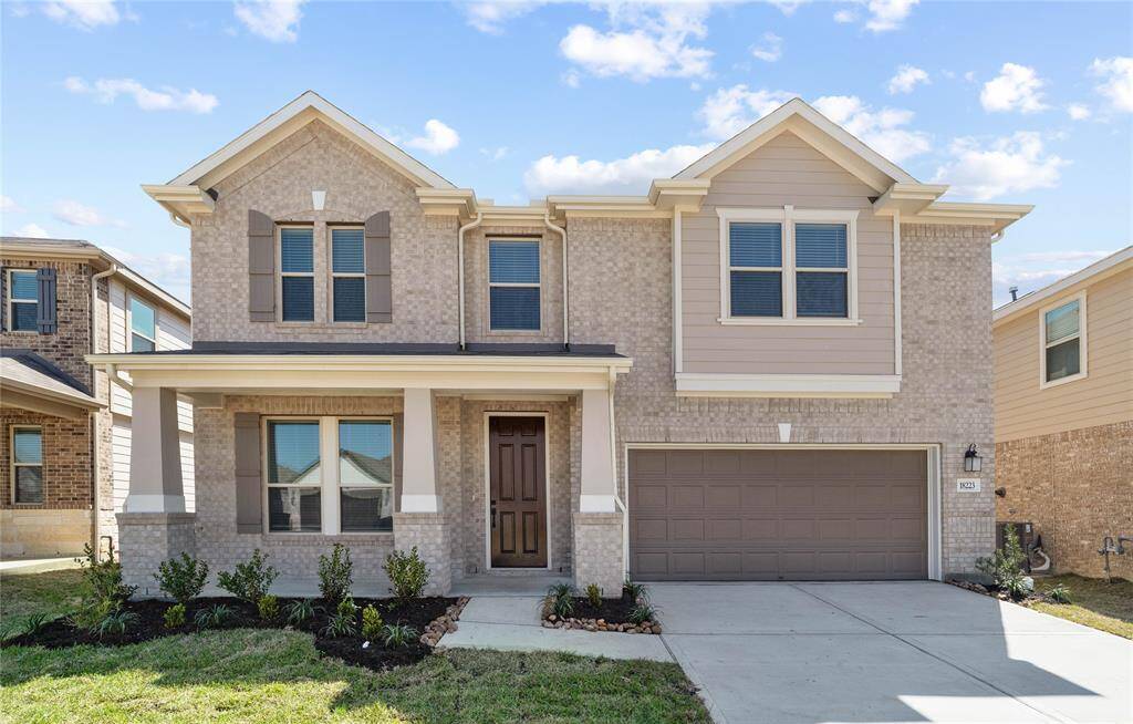 Welcome home to 18223 Sessile Oak Lane located in Oakwood Preserve zoned to Tomball ISD.