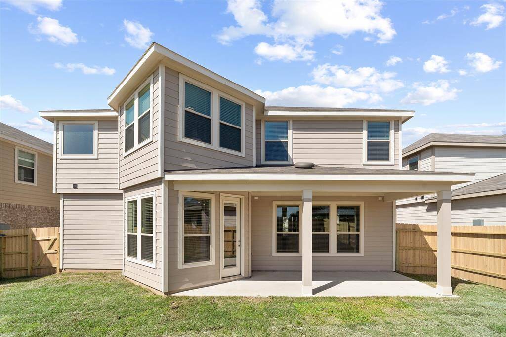 Come and see this spacious backyard with its covered patio! There is plenty of room for the kids to play and adults to relax! The possibilities are endless!