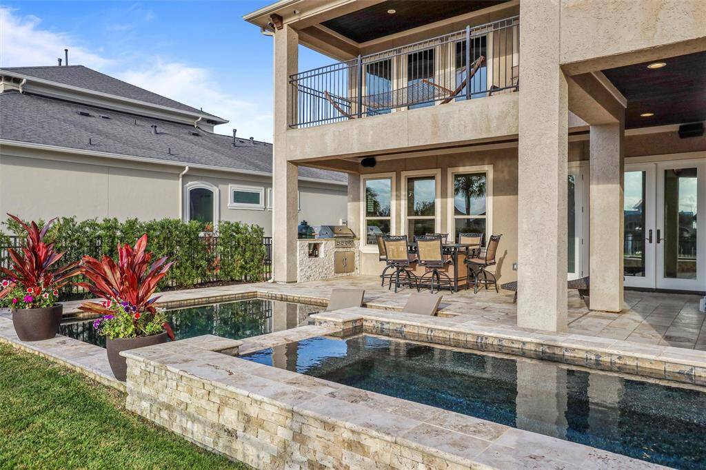 This spacious hot tub offers exceptional relaxation in true Texas style.