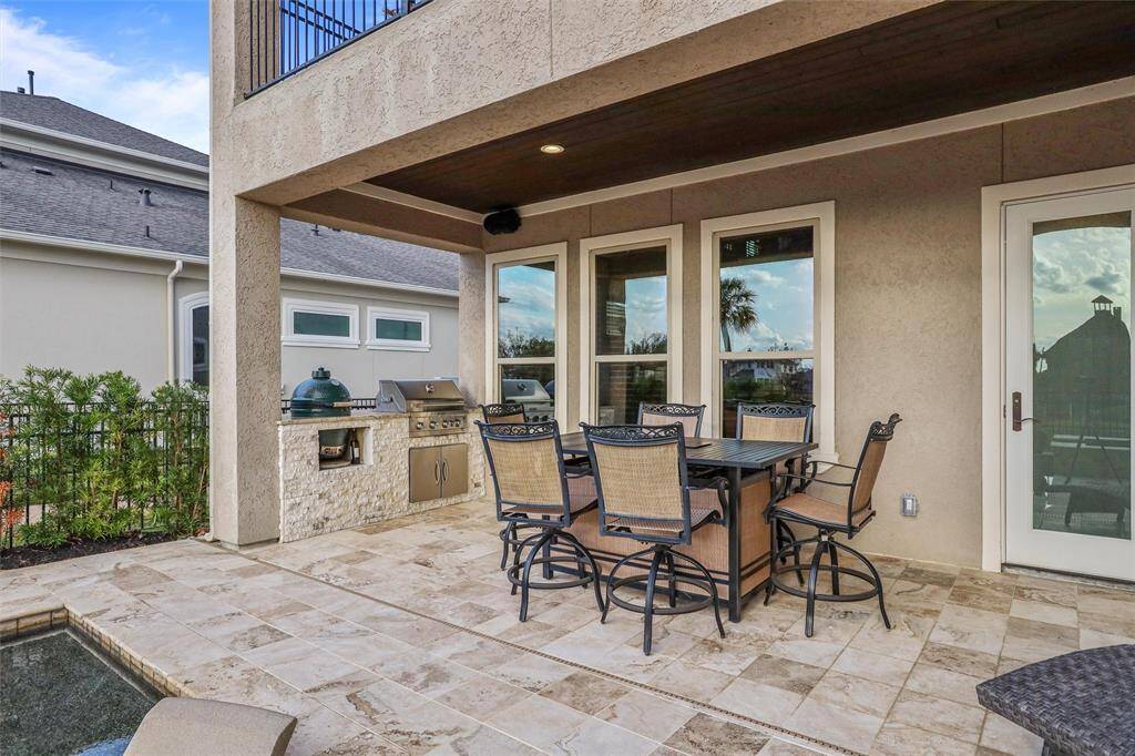 Enjoy perfect outdoor dining in this stylish, well-equipped patio space.