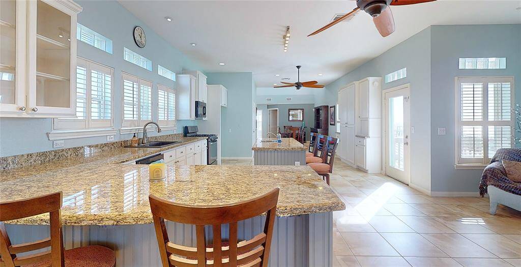 Kitchen Island with cook top.