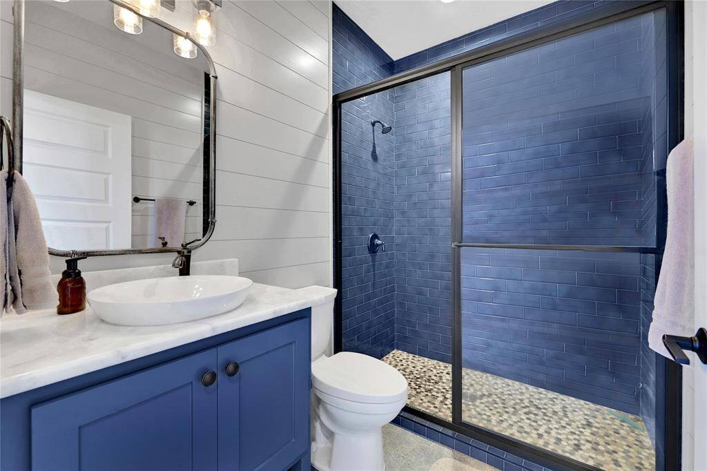There is a full guest bathroom with shower between the two guest bedrooms on the main level