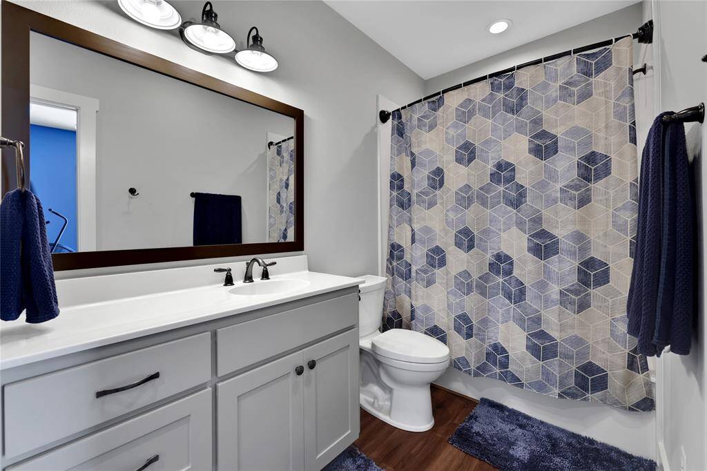 Full guest bathroom with tub/shower on the lower level