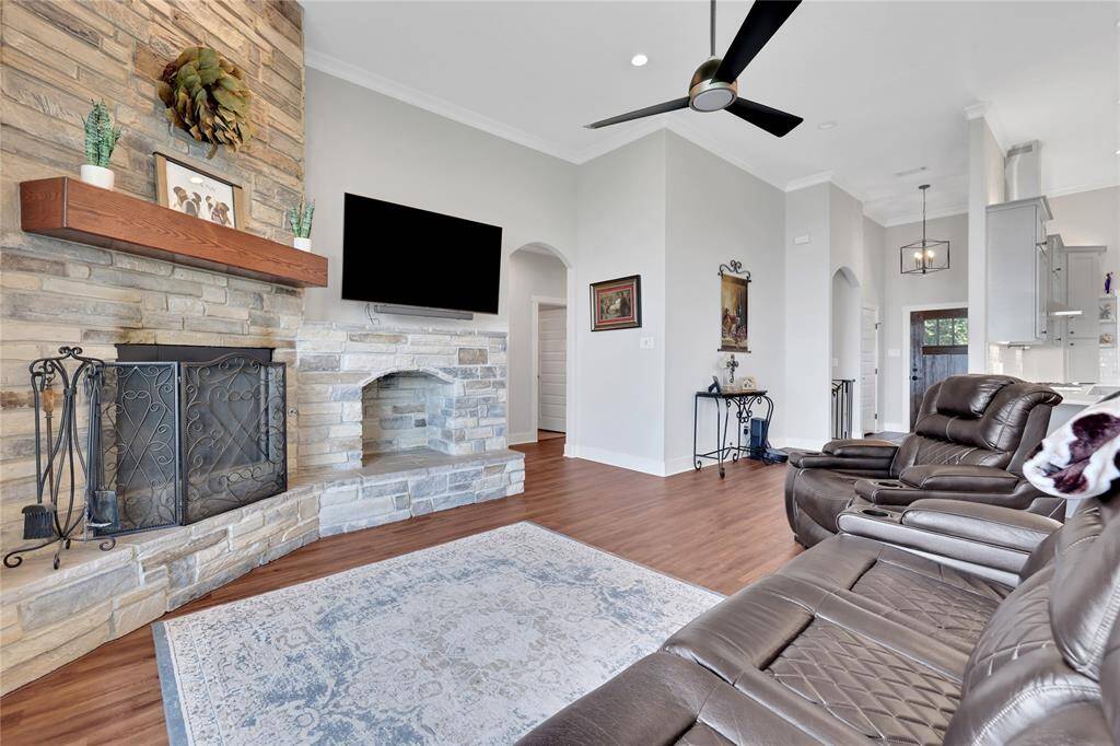 There are 12' ceilings anddouble crown molding on the main floor living/kitchen/dining