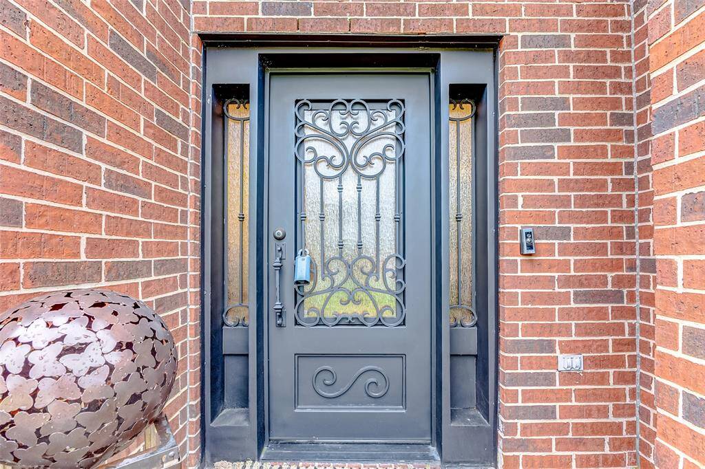 FRONT ENTRYWAY