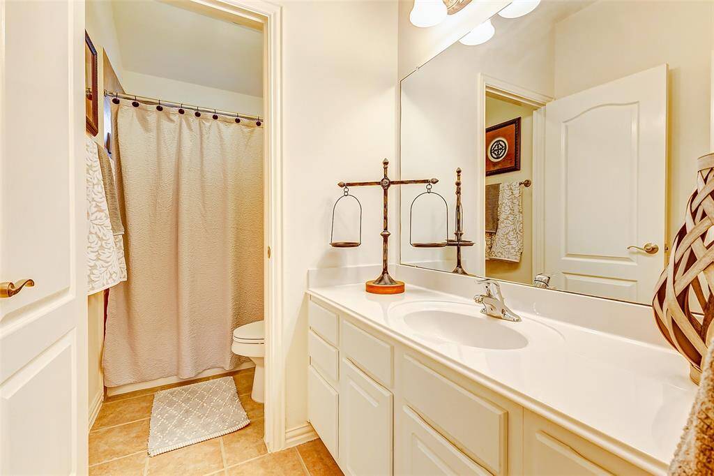 HALLWAY BATH-UPSTIARS