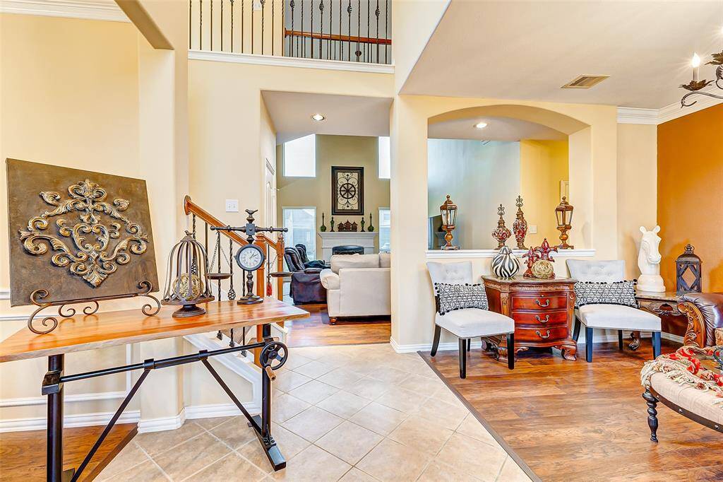 FRONT ENTRYWAY FOYER