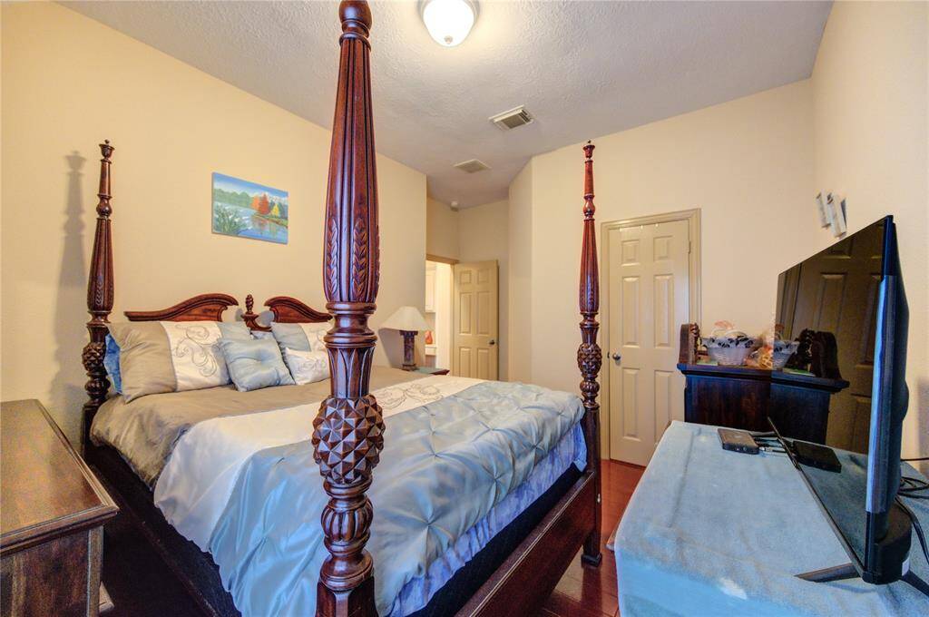 Secondary bedroom