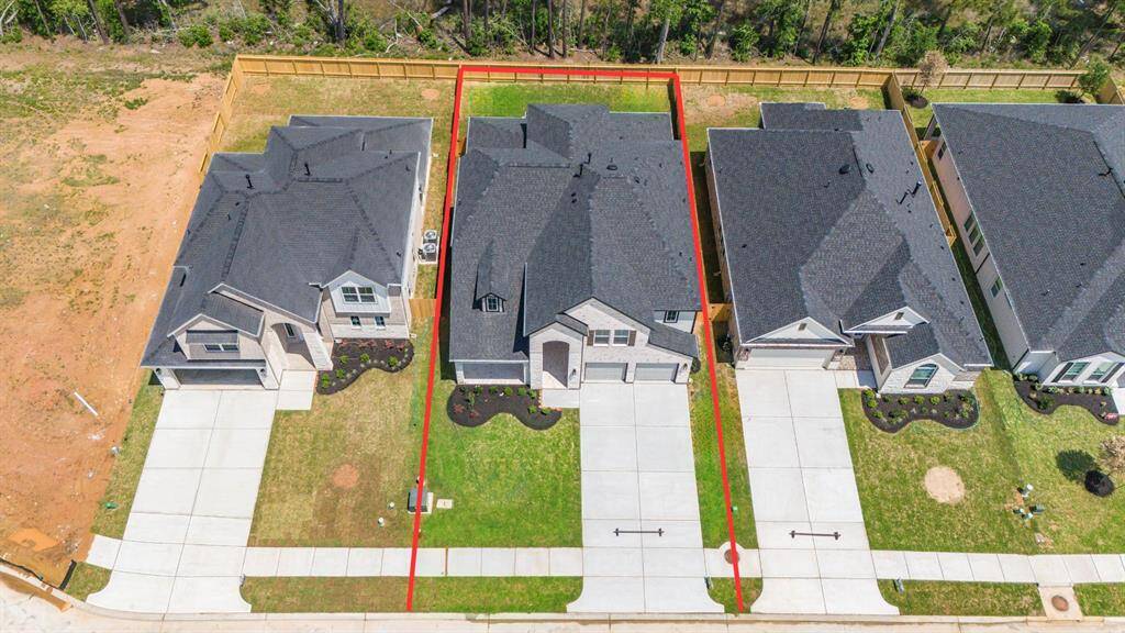 This home sits on a large lot with NO BACK NEIGHBOrS, ample yard space in front and the back, lush landscaping, and a well-maintained yard.