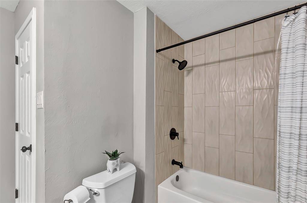 Tub/shower combo upstairs