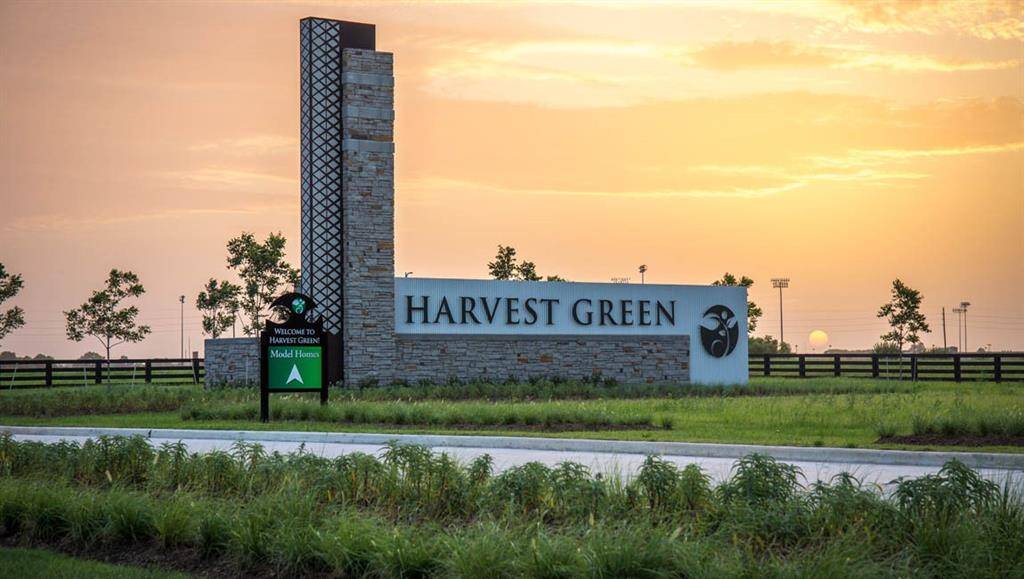 At our new homes in Richmond, just-picked produce is readily available, neighborhood gatherings give residents a chance to form friendships over casual wine dinners, and children gain an appreciation for the environment as they watch crops grow. Harvest Green truly is a master planned community unlike any other in the greater Houston area.