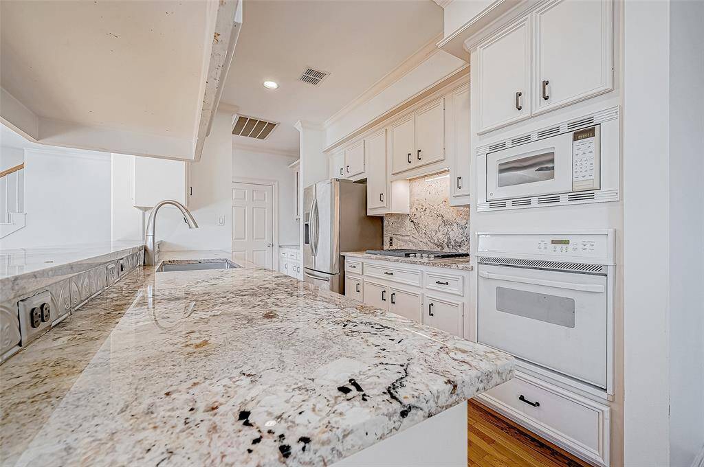 just look at that gorgeous granite!!
