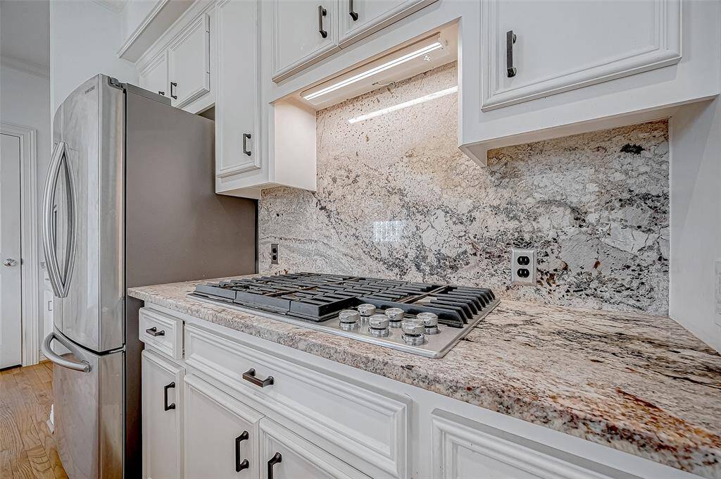 6 burner upscale gas cooktop will make meals a pleasure.   Just look at all that movement in the granite and backsplash!