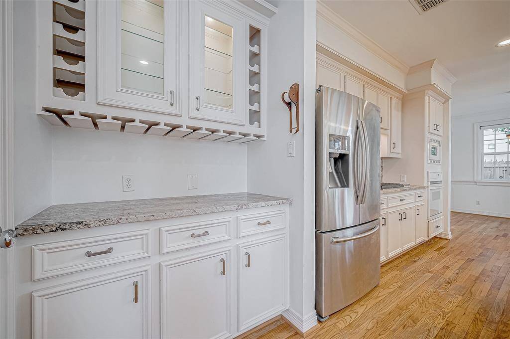 Butler pantry - perfect for coffee nitche, wine bar,  etc.  Spacious walk in pantry (not shown) just to the left of butlers pantry