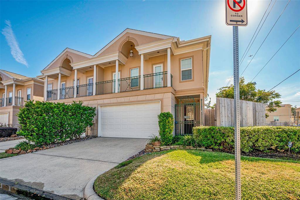 Convenient parking in the 2 car garage with auto door opener.  Just minutes from restaurants, gym, coffee shops, groceries, movies, and more!