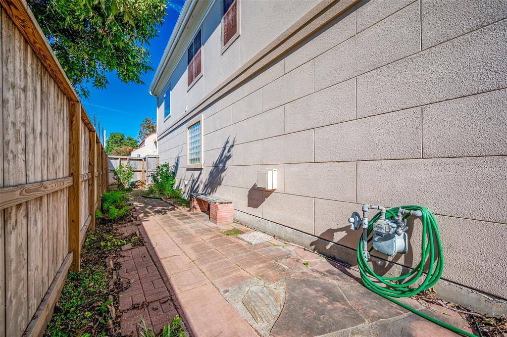 Side yard - you can see the slope to allow for nautral drainage when it rains.