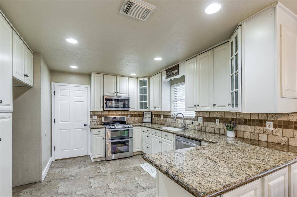 Step into this inviting kitchen, complete with plenty of counterspace that is perfect for creating memories and preparing delicious home-cooked meals.