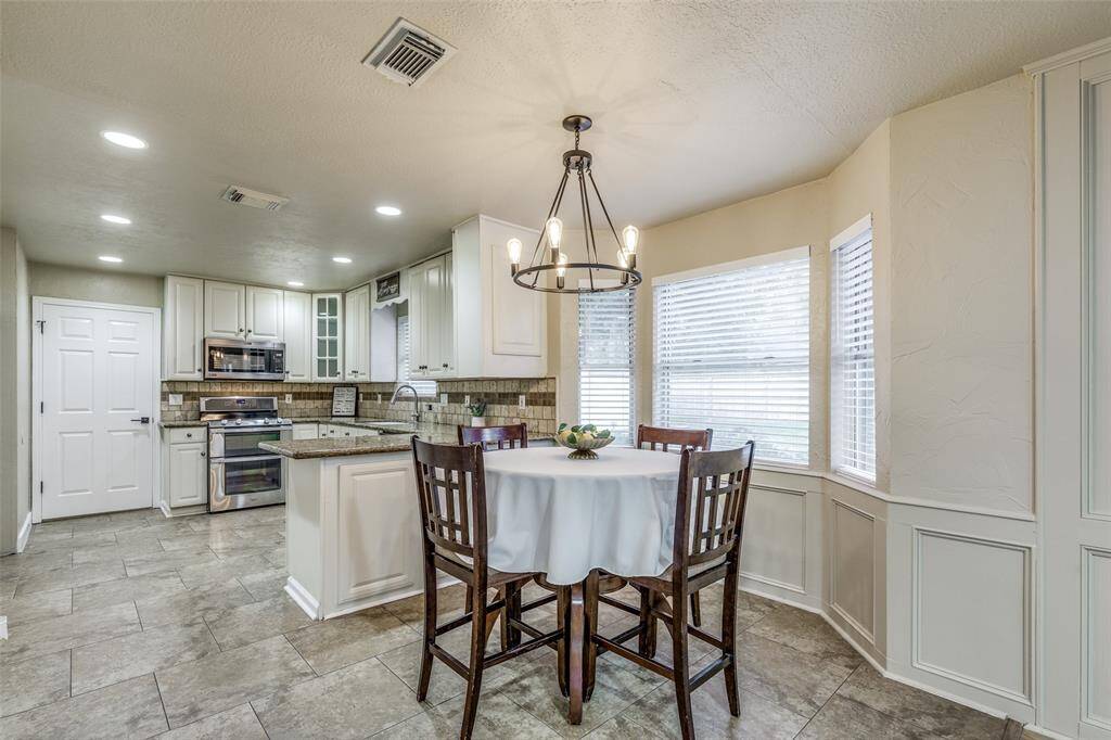 This cozy breakfast area is eagerly waiting for freshly brewed coffee and fluffy pancakes.