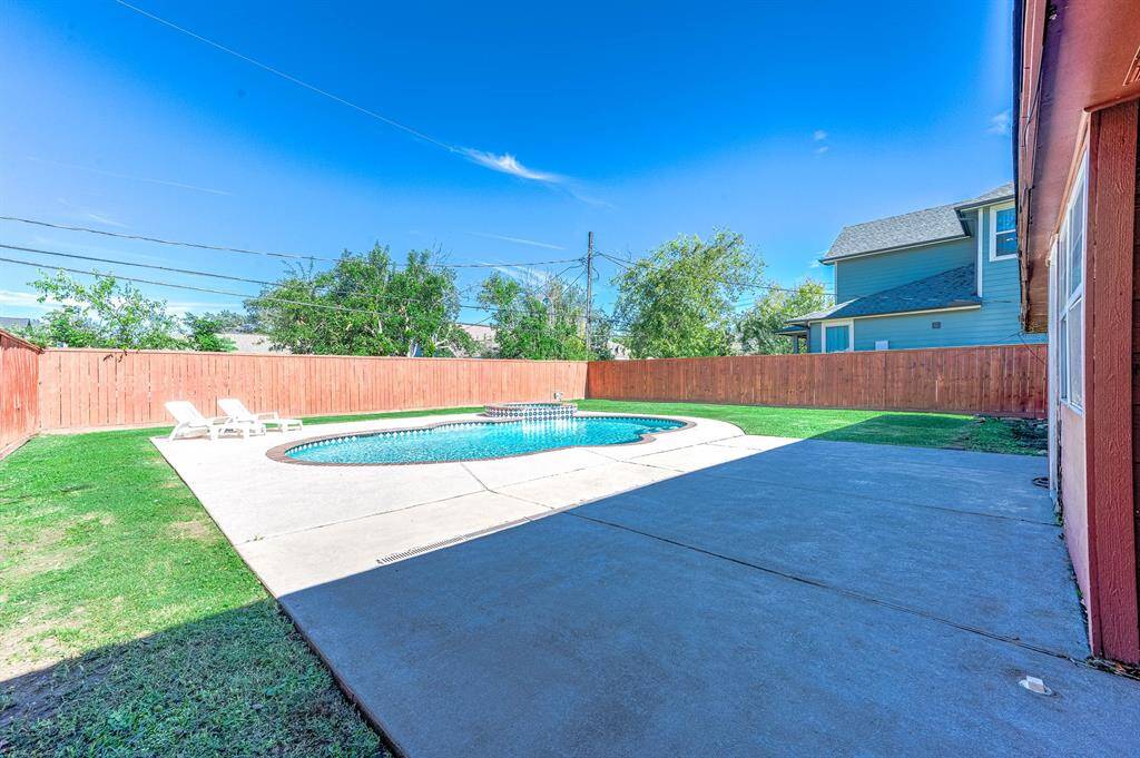Largo Patio Perfect For Grilling And Entertaining.