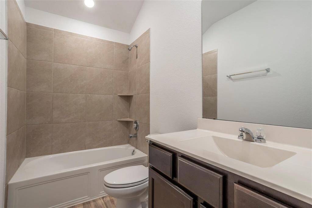 Upstairs Full Bathroom with tun/shower combo