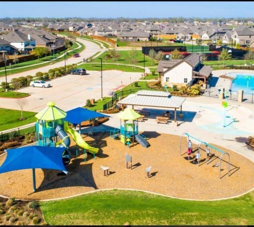 Pool, park, picnic area, splash pad and tennis courts.