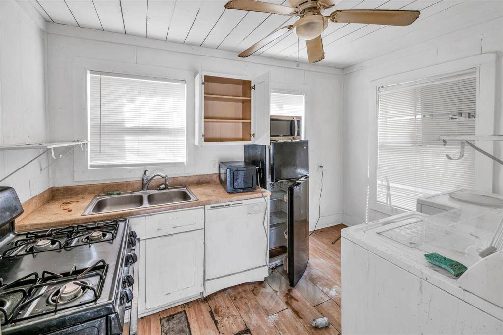 Fully functional kitchen! 3710 Dennis St., Houston, TX  77004