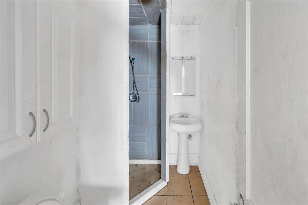 Full bathroom! 3710 Dennis St., Houston, TX  77004