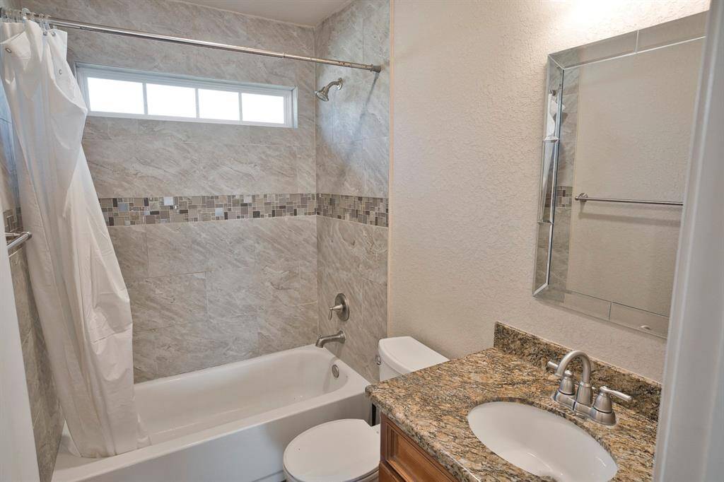 Hall bath w/ granite vanity