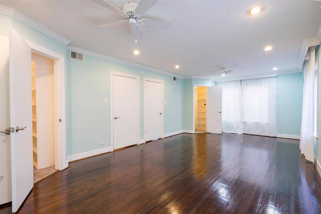 First floor duplex bedroom with 2 walk-in closets