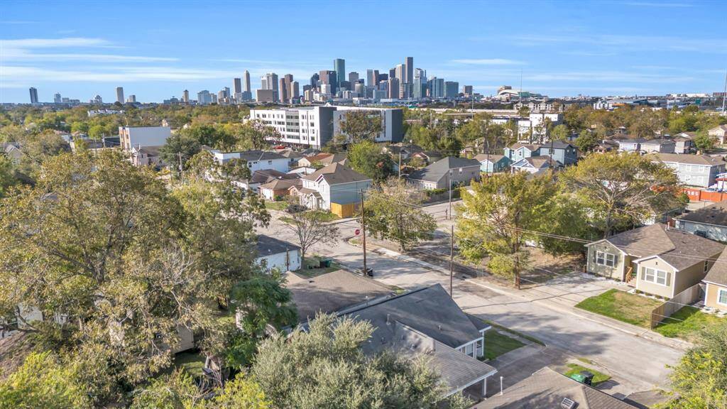 Location! Location! Location! Near Downtown Houston as well! 3710 Dennis St., Houston, TX  77004