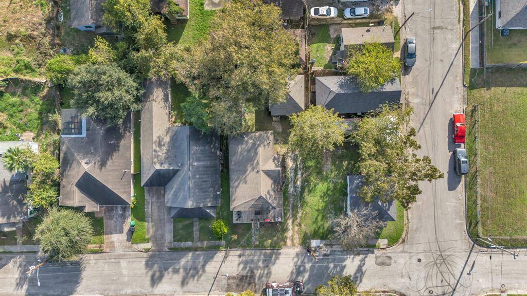 So many options - Live in the home, invest & rent them out or build your dream home! 3710 Dennis St., Houston, TX  77004