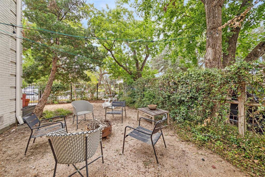 verdant side garden