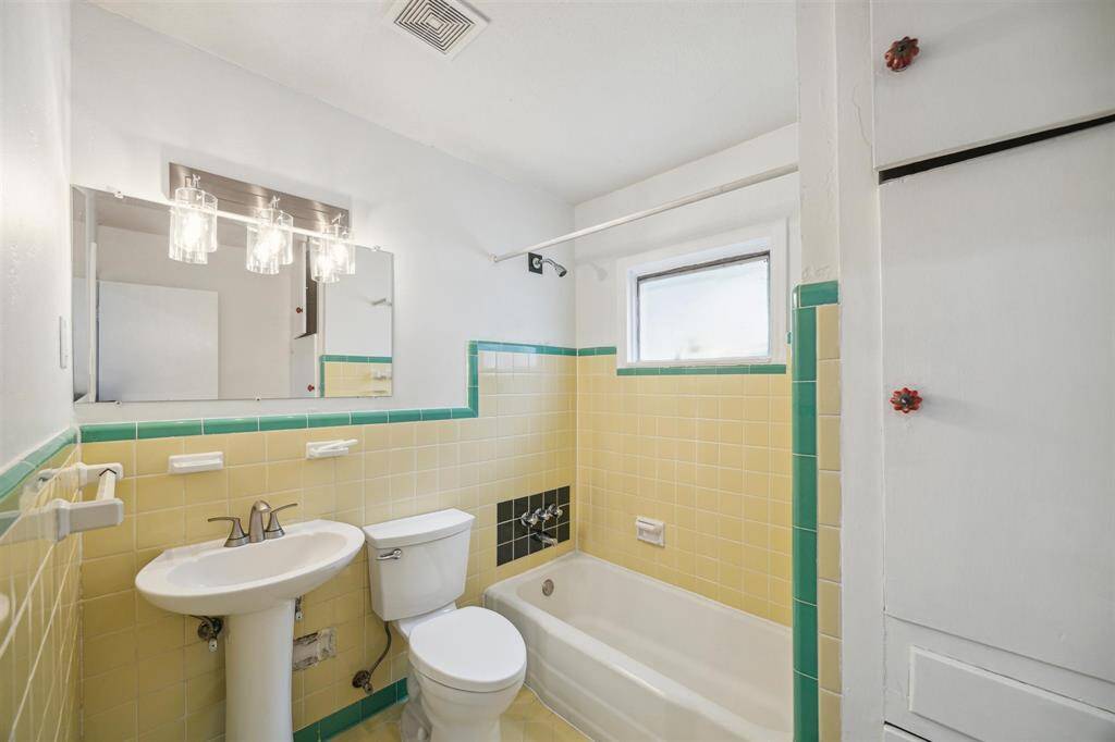 upstairs studio bathroom 1