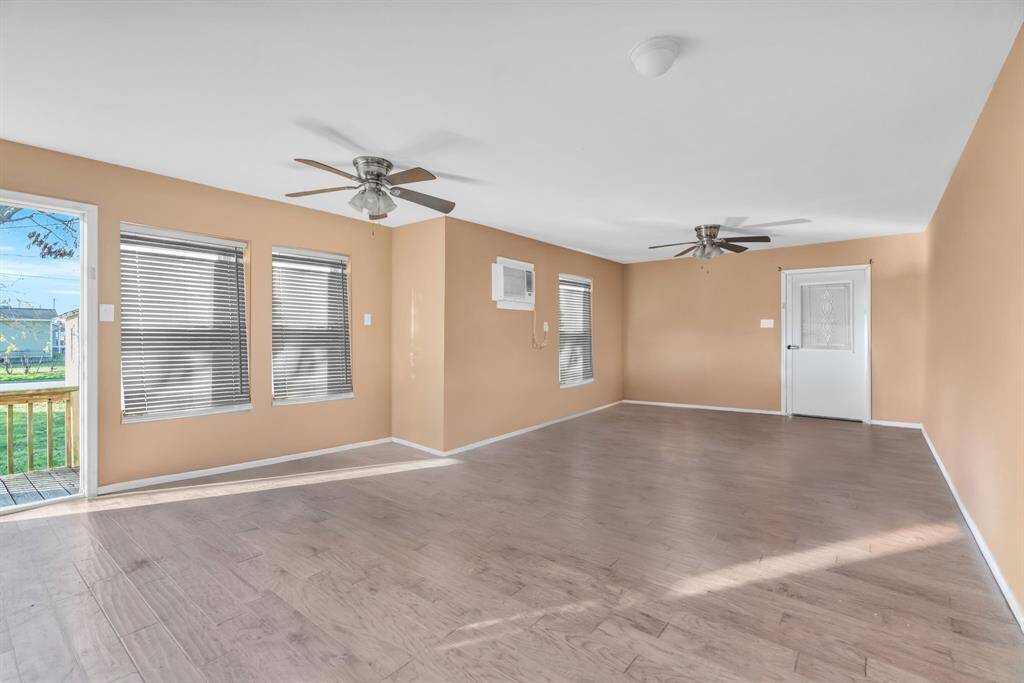 Family Room centrally located for your needs. 3710 Dennis St., Houston, TX  77004