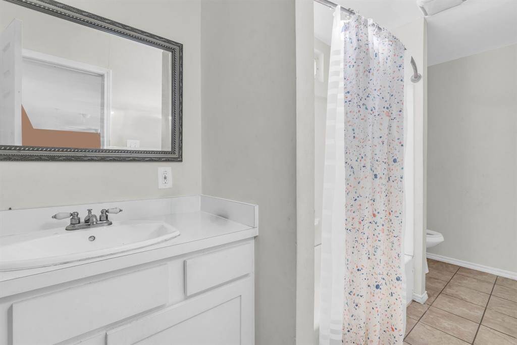 Full sized bathroom for the property. 3710 Dennis St., Houston, TX  77004