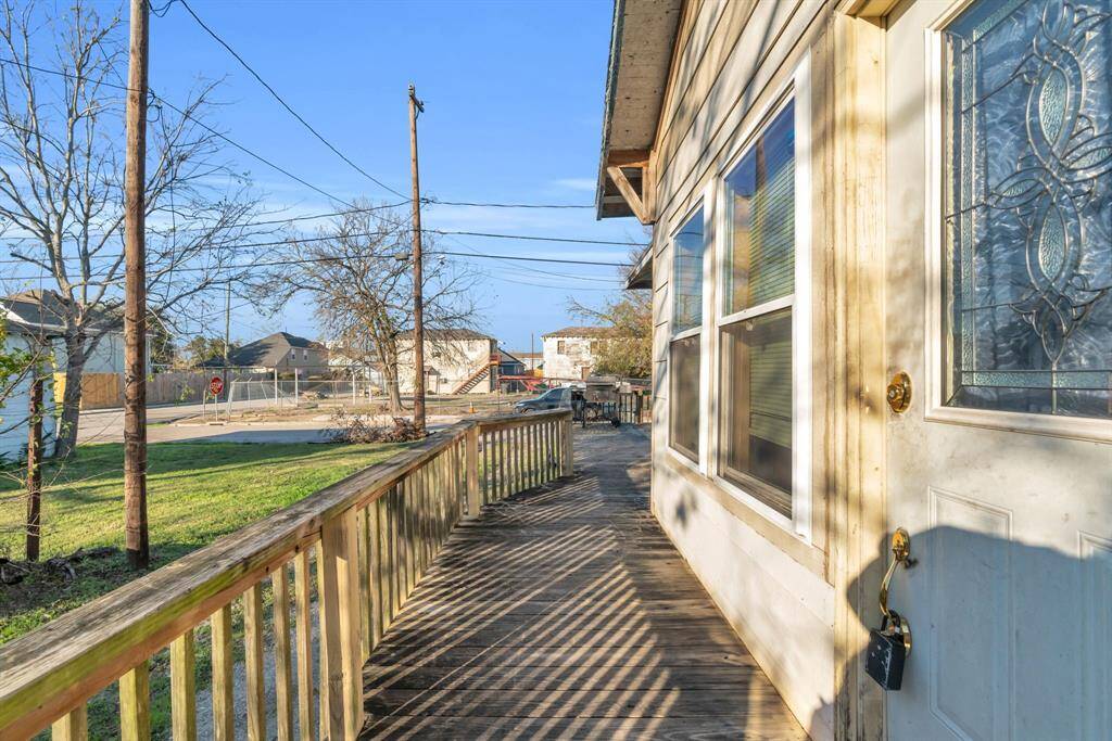 Another angle of the wrap around porch. 3710 Dennis St., Houston, TX  77004