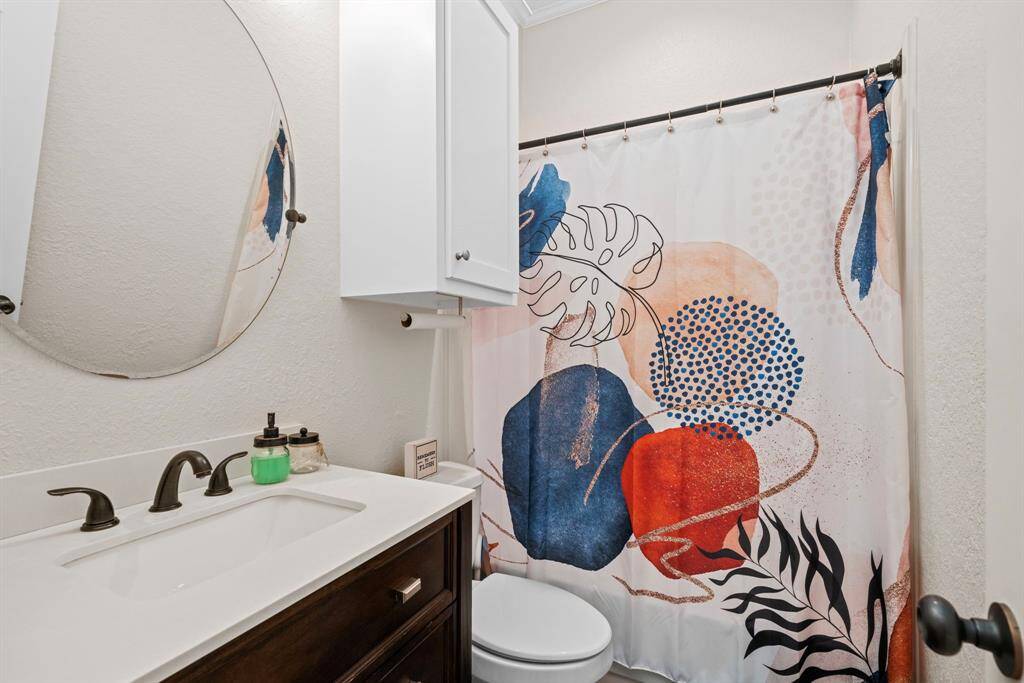 Secondary full bathroom