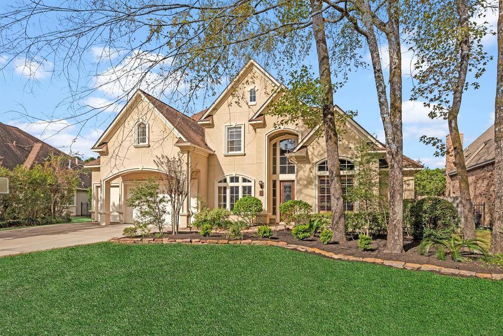 Welcome home to 71 Lenox Hill Dr. located in The Woodlands!