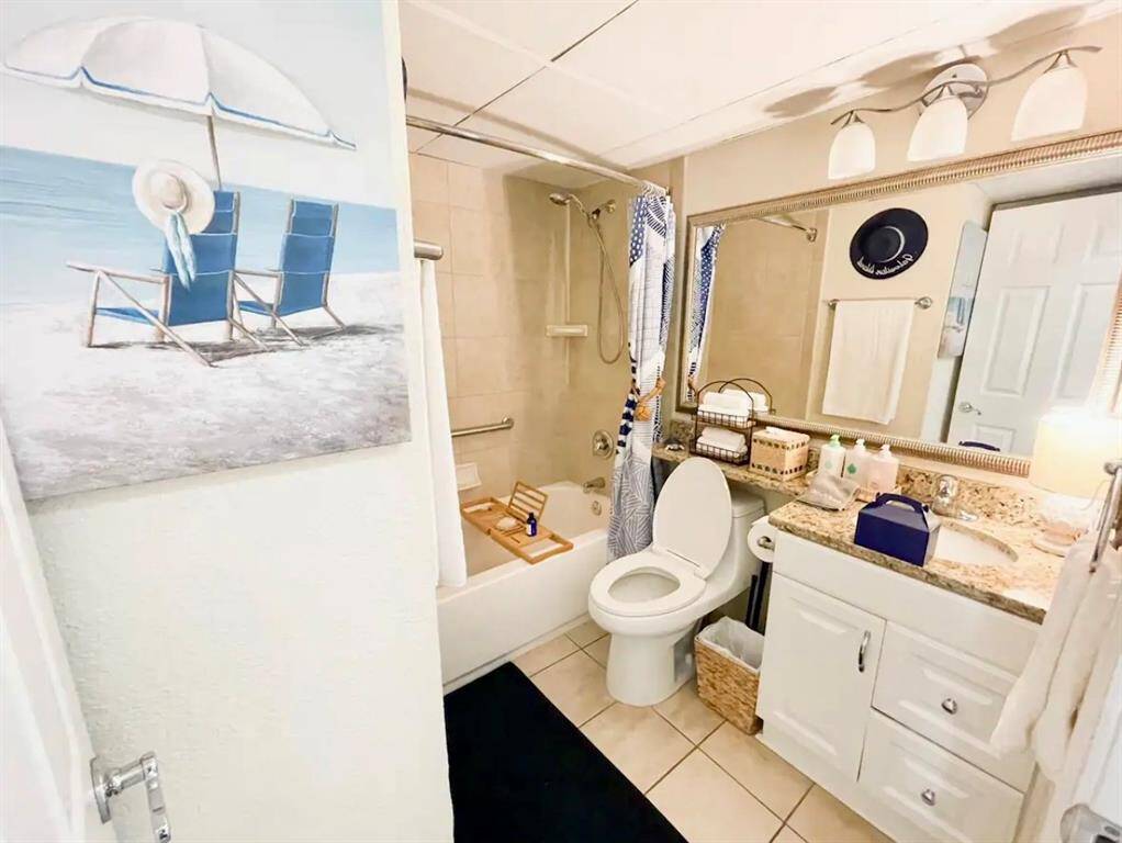 The bathroom has a tub/shower combo
