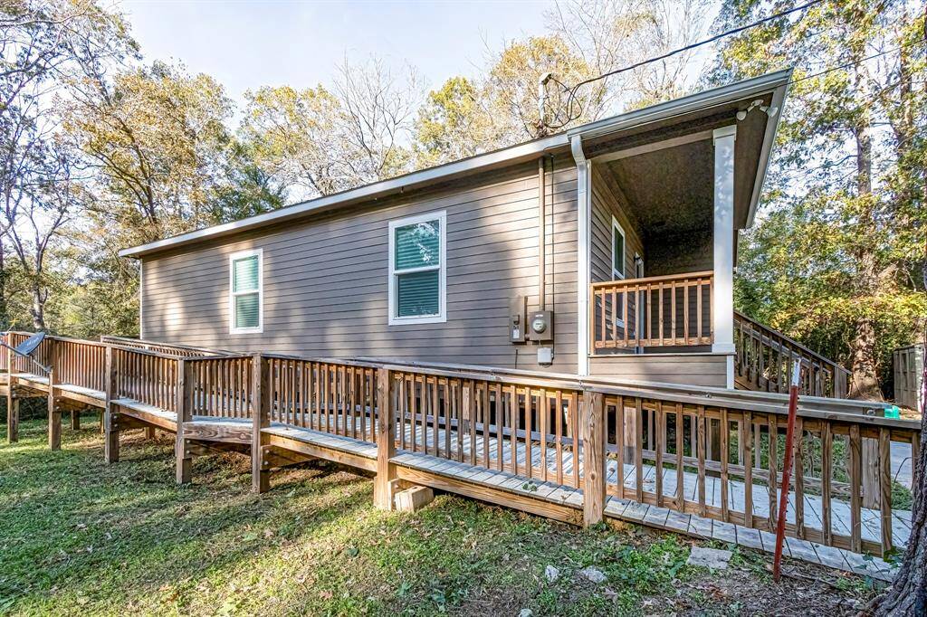 has a handicap ramp leading to the rear door
