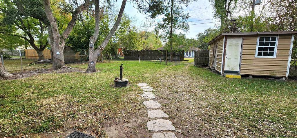 Look at this nice size yard!